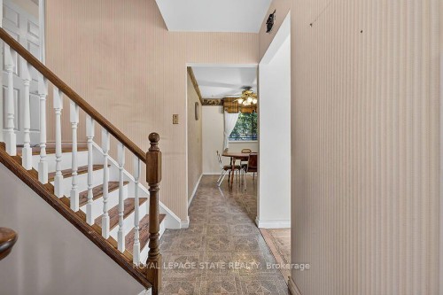 16 Sunshine Court, Hamilton, ON - Indoor Photo Showing Other Room