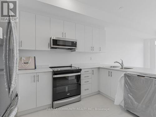 799 Heathrow Path, Oshawa, ON - Indoor Photo Showing Kitchen
