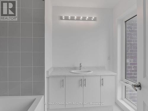 799 Heathrow Path, Oshawa, ON - Indoor Photo Showing Bathroom