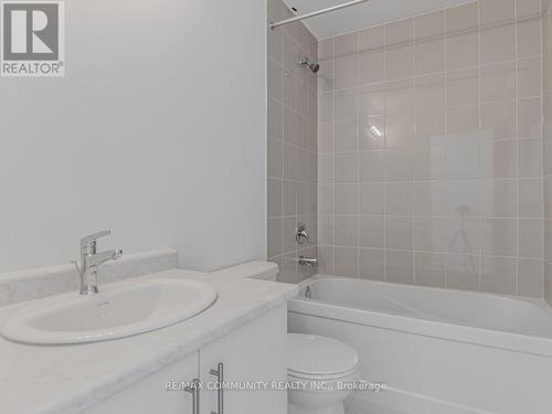 799 Heathrow Path, Oshawa, ON - Indoor Photo Showing Bathroom