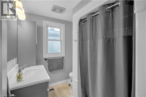 76 Wood Street, Brantford, ON - Indoor Photo Showing Bathroom