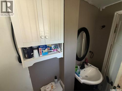 418 4Th Avenue E, Assiniboia, SK - Indoor Photo Showing Bathroom