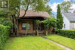 7 SAUNDERS CRESCENT Toronto, ON M8Y 2P7