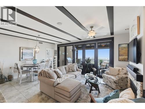 2000 Valleyview Drive Unit# 3, Osoyoos, BC - Indoor Photo Showing Living Room