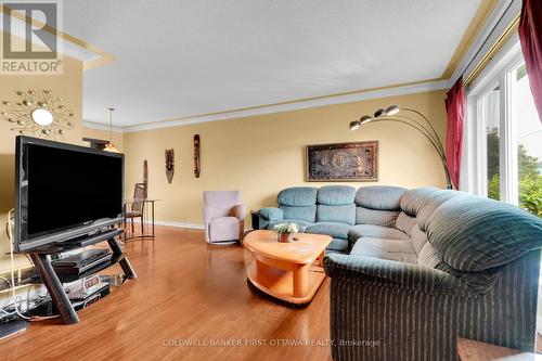636 Malartic Avenue, Ottawa, ON - Indoor Photo Showing Living Room