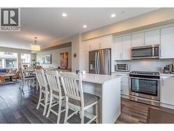 Bright kitchen with lots of cupboard space! - 