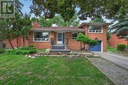 36 FLEETWELL COURT Toronto, ON M2R 1L3