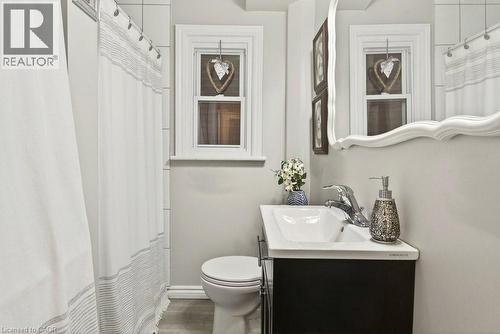 49 Cheever Street, Hamilton, ON - Indoor Photo Showing Bathroom