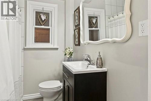 49 Cheever Street, Hamilton, ON - Indoor Photo Showing Bathroom