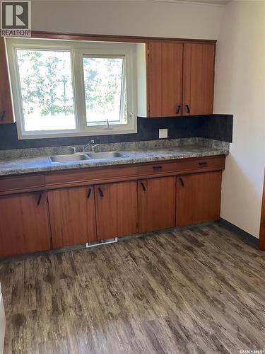408 6Th Avenue Nw, Ituna, SK - Indoor Photo Showing Kitchen With Double Sink