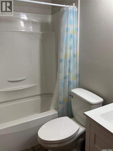 408 6Th Avenue Nw, Ituna, SK - Indoor Photo Showing Bathroom