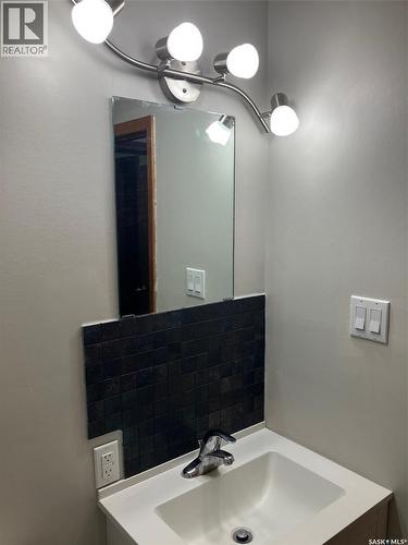 408 6Th Avenue Nw, Ituna, SK - Indoor Photo Showing Bathroom