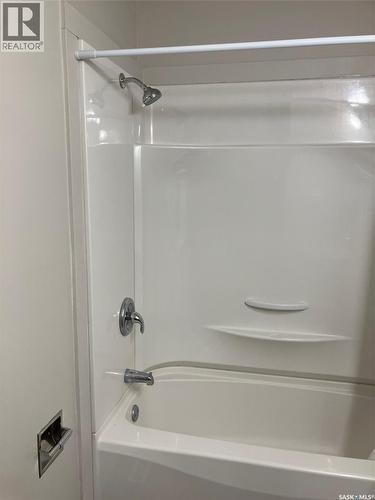 408 6Th Avenue Nw, Ituna, SK - Indoor Photo Showing Bathroom