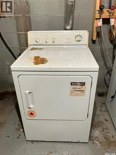 408 6Th Avenue Nw, Ituna, SK - Indoor Photo Showing Laundry Room