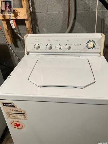 408 6Th Avenue Nw, Ituna, SK - Indoor Photo Showing Laundry Room
