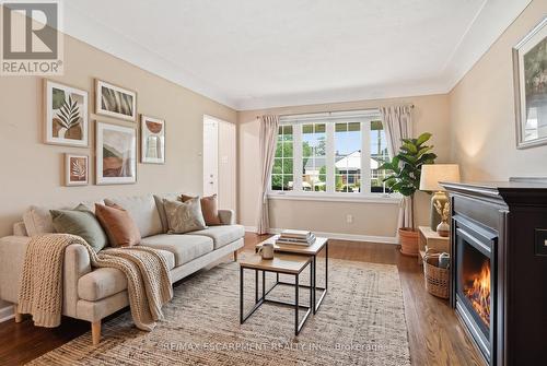 344 East 36Th Street, Hamilton, ON - Indoor Photo Showing Living Room