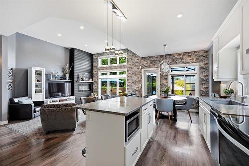 776 Bonner Avenue, Winnipeg, MB - Indoor Photo Showing Kitchen With Double Sink With Upgraded Kitchen
