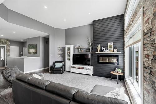 776 Bonner Avenue, Winnipeg, MB - Indoor Photo Showing Living Room With Fireplace