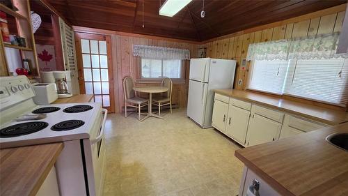 21 Selkirk Avenue, Dunnottar, MB - Indoor Photo Showing Kitchen