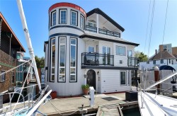 #27-453 Head St Esquimalt, BC V9A 5S1