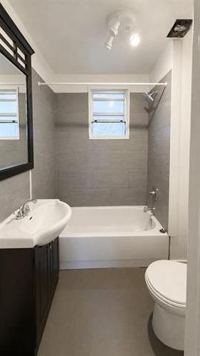 749 Dudley Ave, Winnipeg, MB - Indoor Photo Showing Bathroom