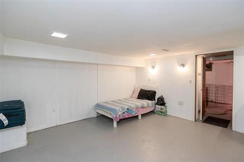 241 Lake Ridge Rd, Winnipeg, MB - Indoor Photo Showing Bedroom