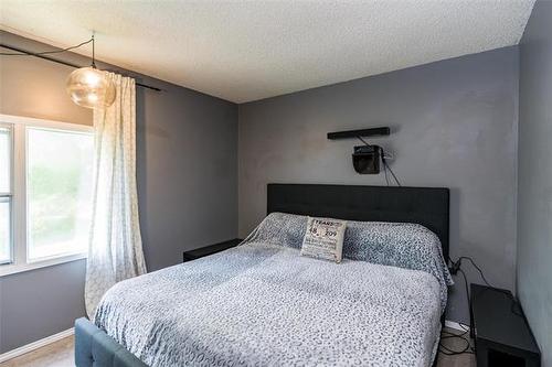 241 Lake Ridge Rd, Winnipeg, MB - Indoor Photo Showing Bedroom