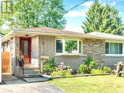 8 LAKEHURST DRIVE St. Catharines (Lakeport), ON L2N 4C2