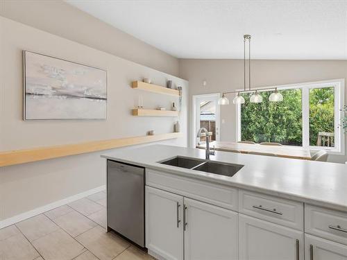 142 Linmar Way, Winnipeg, MB - Indoor Photo Showing Kitchen With Double Sink