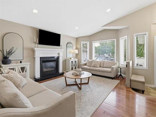 142 Linmar Way, Winnipeg, MB - Indoor Photo Showing Living Room With Fireplace
