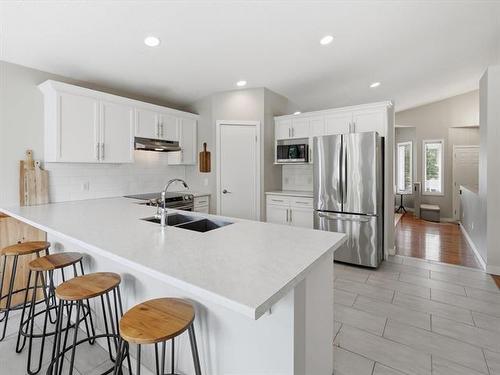 142 Linmar Way, Winnipeg, MB - Indoor Photo Showing Kitchen With Double Sink With Upgraded Kitchen