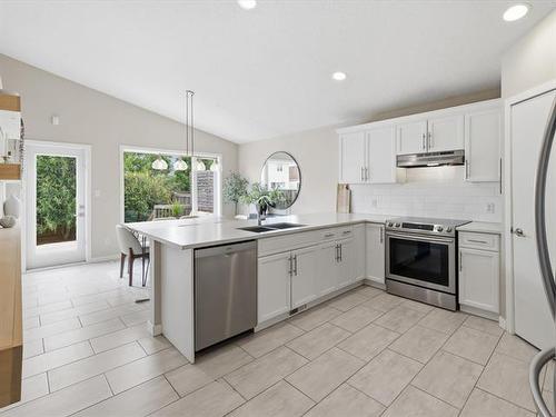 142 Linmar Way, Winnipeg, MB - Indoor Photo Showing Kitchen With Double Sink With Upgraded Kitchen