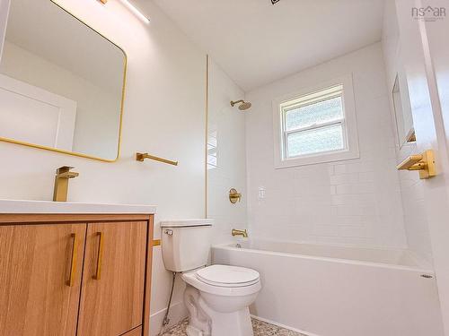 967 Westmount Road, Westmount, NS - Indoor Photo Showing Bathroom