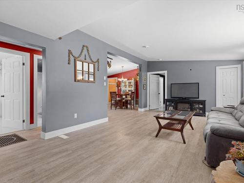 5720 Highway 325, West Clifford, NS - Indoor Photo Showing Living Room