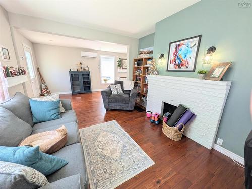 223 Brunswick Street, Truro, NS - Indoor Photo Showing Living Room