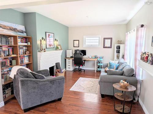 223 Brunswick Street, Truro, NS - Indoor Photo Showing Living Room