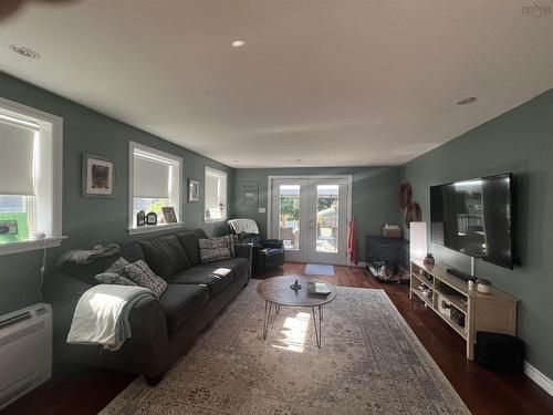 223 Brunswick Street, Truro, NS - Indoor Photo Showing Living Room