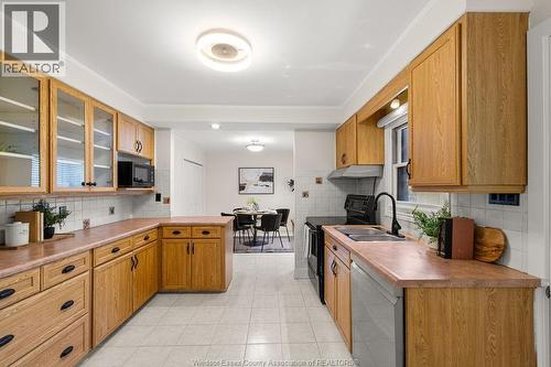 2594 Buckingham, Windsor, ON - Indoor Photo Showing Kitchen With Double Sink