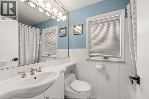 2594 Buckingham, Windsor, ON - Indoor Photo Showing Bathroom