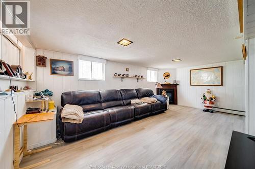 5122 Colbourne Drive, Windsor, ON - Indoor Photo Showing Living Room