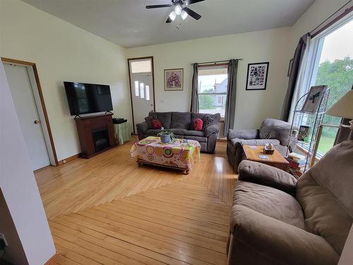120 Third St, Rainy River, ON - Indoor Photo Showing Living Room
