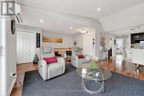 204 - 222 First Street E, Cornwall, ON - Indoor Photo Showing Living Room
