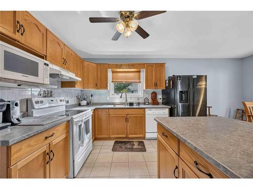 359-5700 Blackwell Sideroad, Sarnia, ON - Indoor Photo Showing Kitchen