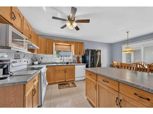 359-5700 Blackwell Sideroad, Sarnia, ON - Indoor Photo Showing Kitchen