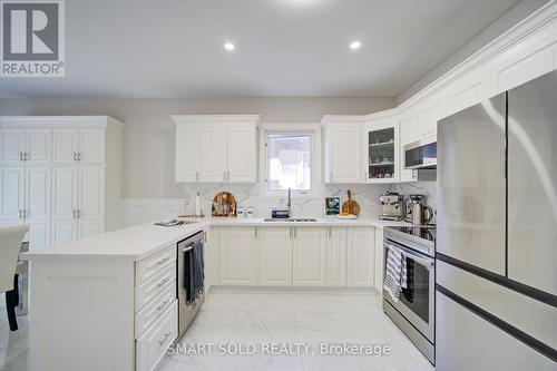 122 Mistysugar Trail, Vaughan, ON - Indoor Photo Showing Kitchen With Upgraded Kitchen