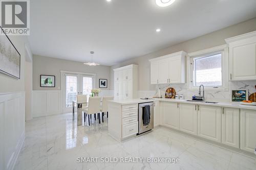122 Mistysugar Trail, Vaughan, ON - Indoor Photo Showing Kitchen