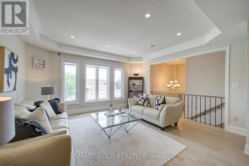 122 Mistysugar Trail, Vaughan, ON - Indoor Photo Showing Living Room