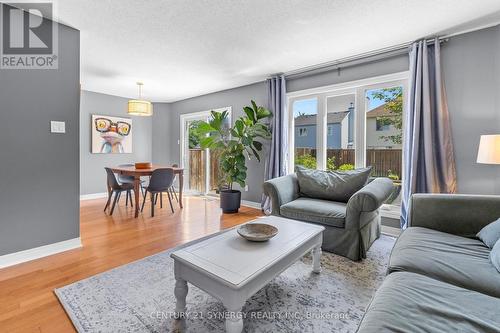 596 Deancourt Crescent, Ottawa, ON - Indoor Photo Showing Living Room
