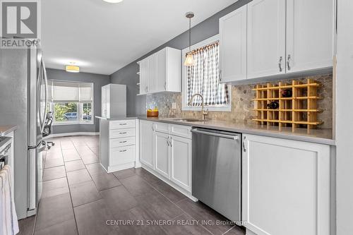 596 Deancourt Crescent, Ottawa, ON - Indoor Photo Showing Kitchen