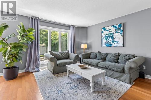 596 Deancourt Crescent, Ottawa, ON - Indoor Photo Showing Living Room